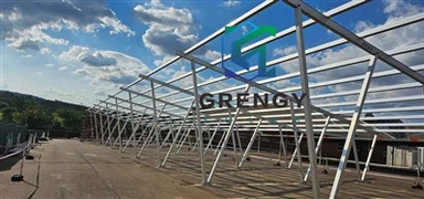 Abri de voiture solaire en aluminium et parking sur terrain en pente